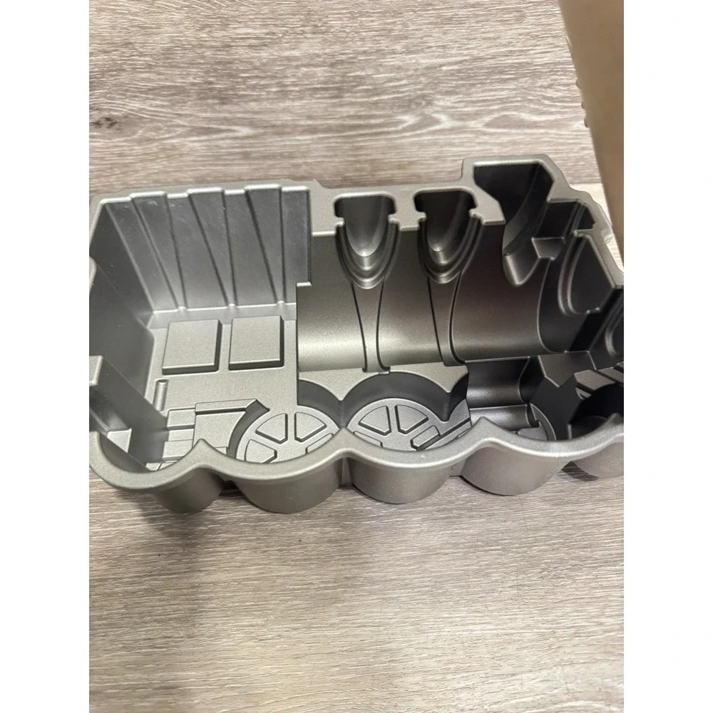 Nordic Ware USA Locomotive Train Cake Pan Cast Aluminium Baking Mold 9 Cups
